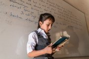 Les professeurs de Maxmur rédigent eux-mêmes les manuels scolaires en kurde, pour faire revivre cette langue interdite.